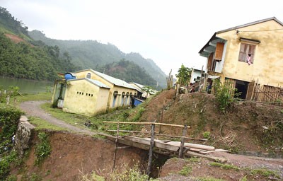 Residents in resettlement areas in Quang Nam Province live in poorly constructed houses and lack farming land (Photo: SGGP) Residents in resettlement areas in Quang Nam Province live in poorly constructed houses and lack farming land (Photo: SGGP)